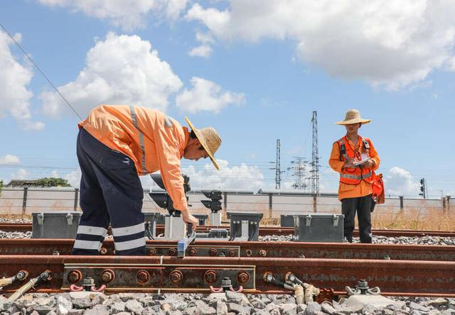 宁波线路车间检查工区“三伏”高温天气检修。宁波工务段/供图