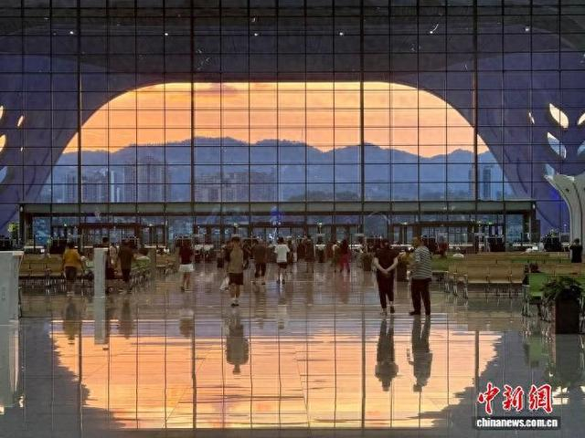 近日，旅客在重庆东站候车。汪亮 摄