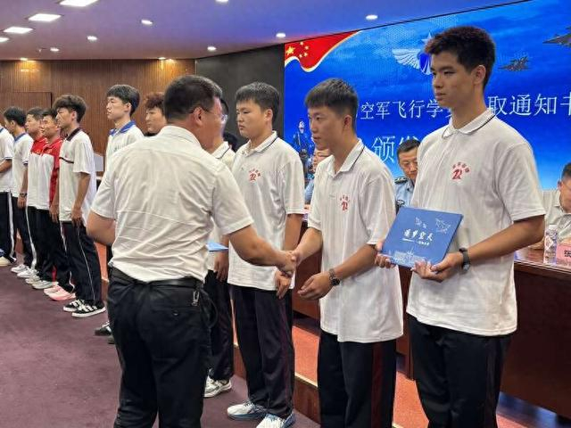 为获得录取的学员颁发通知书。夏兆臻摄
