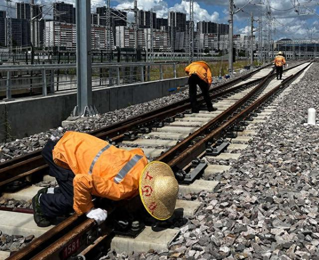 宁波线路车间检查工区“三伏”高温天气检修。宁波工务段/供图