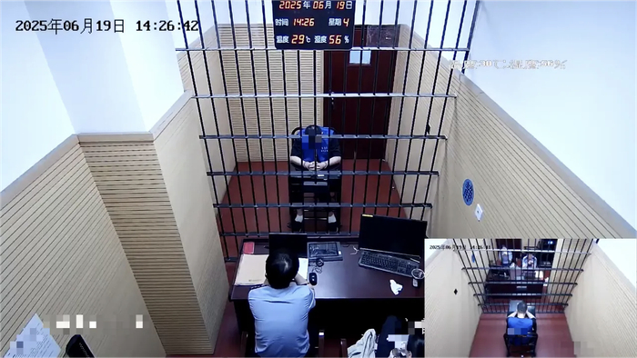 互联网企业涉案高管接受审讯的画面。图片来源：微信公众号“上海经侦ECID”