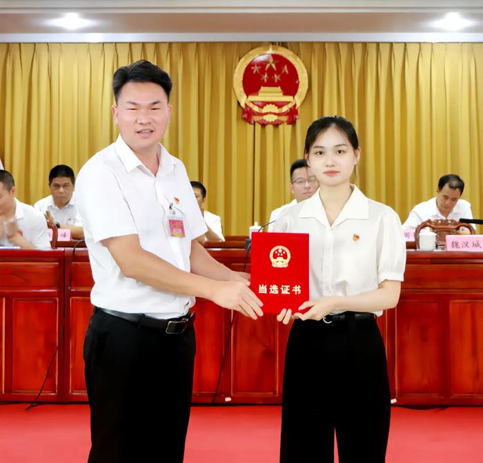 张媛媛（右）。图源：五华发布