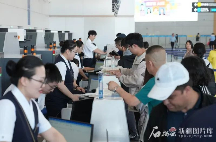 7月2日，南航工作人员为旅客提供值机服务。骆俊峰摄