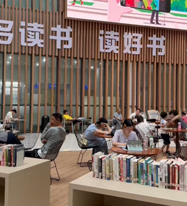 汉阳区政务服务中心大厅。图/九派新闻符程郡