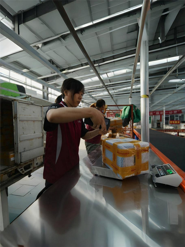 工作中的常国华。 白丽娜 摄