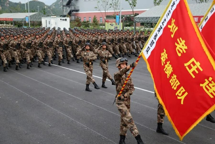 △“刘老庄连”的战旗飘扬在阅兵式上。
