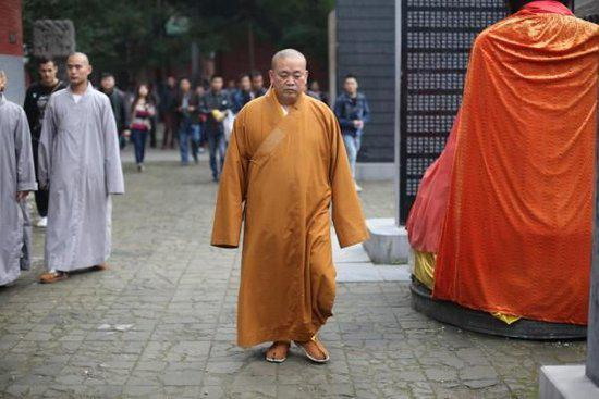 图为2014年10月1日，河南登封少林寺景区，少林寺方丈释永信视察各堂口后离开寺庙开放区。澎湃新闻