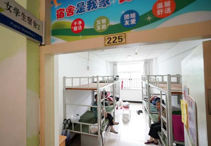 7月27日，群众在北京市密云区石城镇中心小学安置点休息。新华社 图