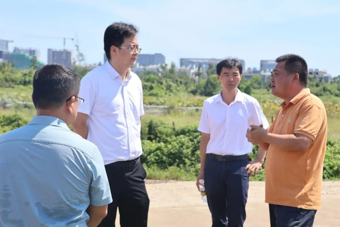 康忠贤在永卫社区调研基孔肯雅热、登革热防控及撂荒地复耕复种工作。