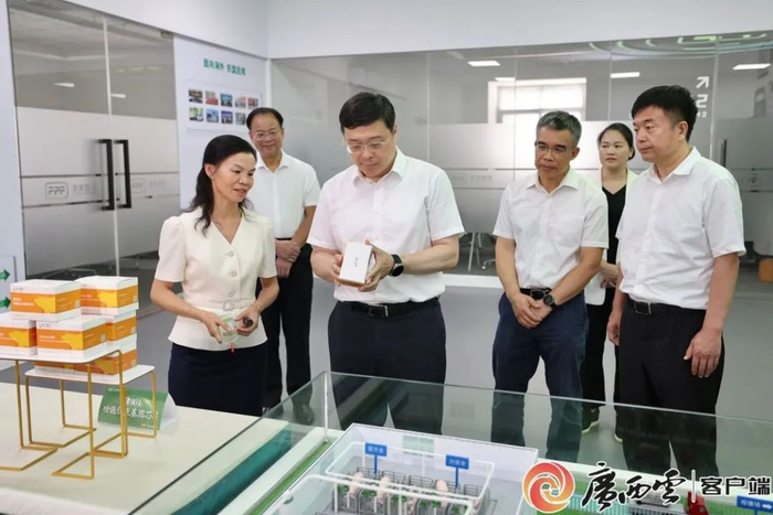 韦韬来到广西扬翔集团股份有限公司，调研了解动物疫病防控工作和企业生产经营情况。广西云-广西日报记者 邓华 摄