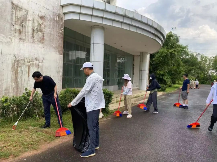 李杉带队到包点园区开展蚊媒防控工作及周末卫生大扫除活动。