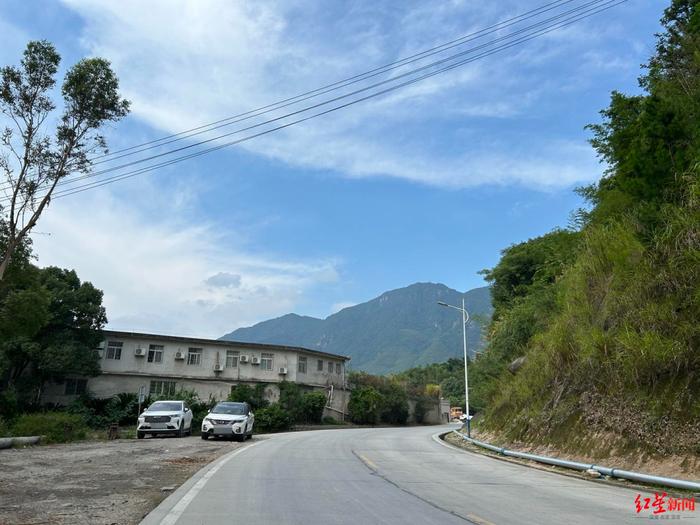 ▲龚某珍家去往村委会的大路 红星新闻记者 胡闲鹤 摄