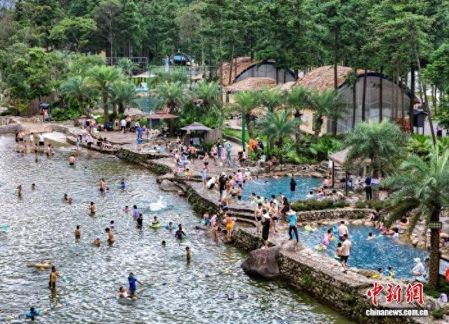 图为众多游客在姑婆山景区游玩。黎豪图 摄
