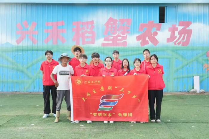 山西工学院信息工程学院暑期社会实践团队员云州区吉家庄乡参观学习（图片来源：山西日报）