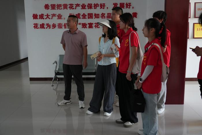 山西工学院信息工程学院暑期社会实践团队员在营坊沟村党群服务中心参观学习（图片来源：山西日报）