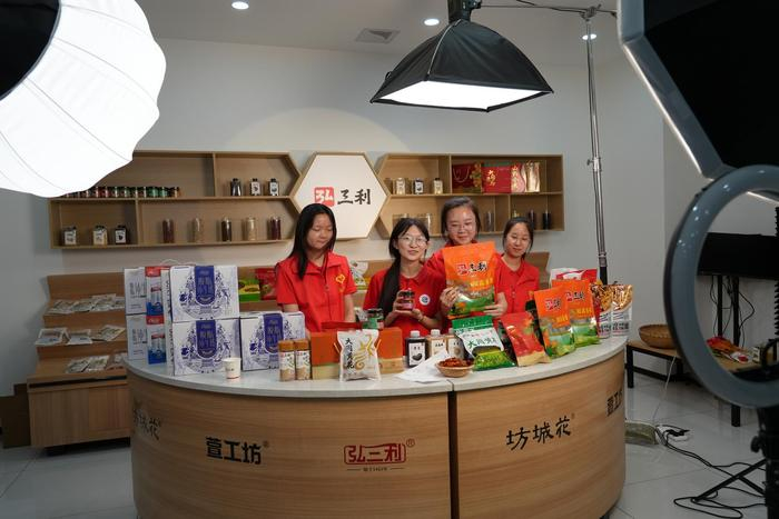 三利集团电商直播中心（图片来源：山西日报）