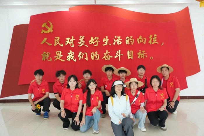 山西工学院信息工程学院暑期社会实践团队员合影（图片来源：山西日报）