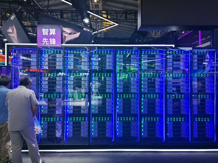 沐曦联合打造的国产高密度机柜“Shang Hai Cube”部署了128块曦云C550GPU；图源：界面新闻记者拍摄