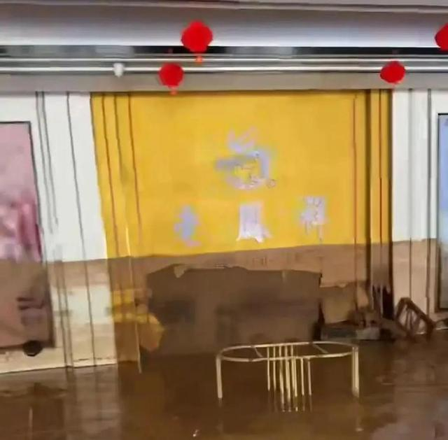 涉事店铺被洪水侵袭后的画面