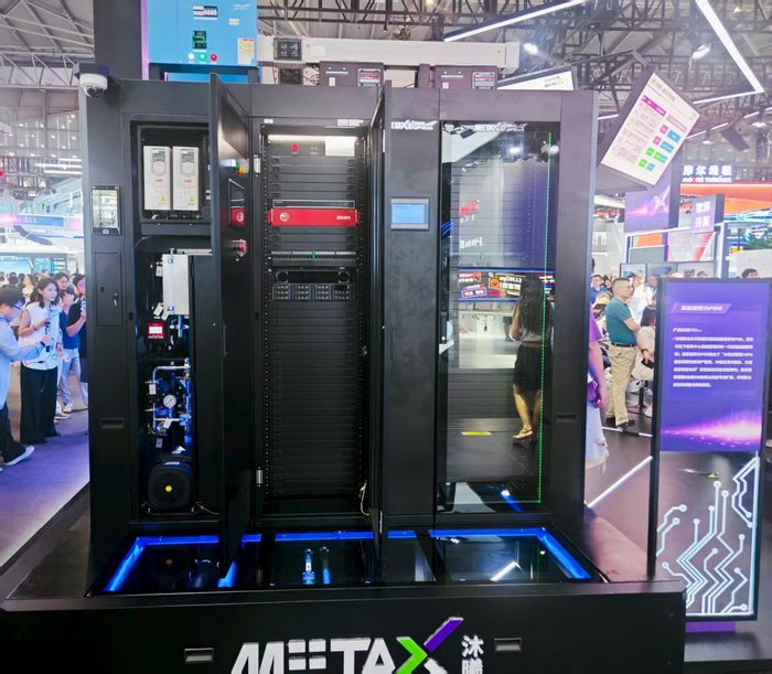 沐曦耀龙S8000G2超节点；图源：界面新闻记者拍摄