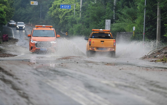 7月27日，北京密云，汽车驶过积水路段。视觉中国 图