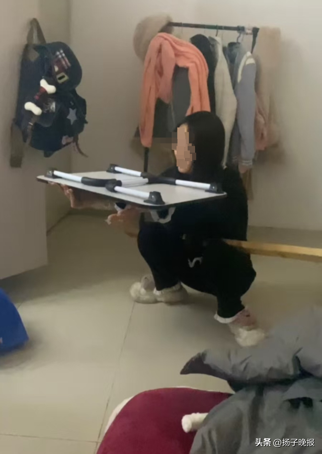 小云被惩罚的视频截图（受访者供图）