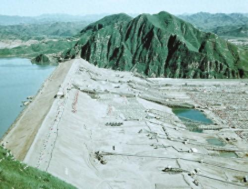 1959年6月1日，建设中的密云水库。李祖慧摄