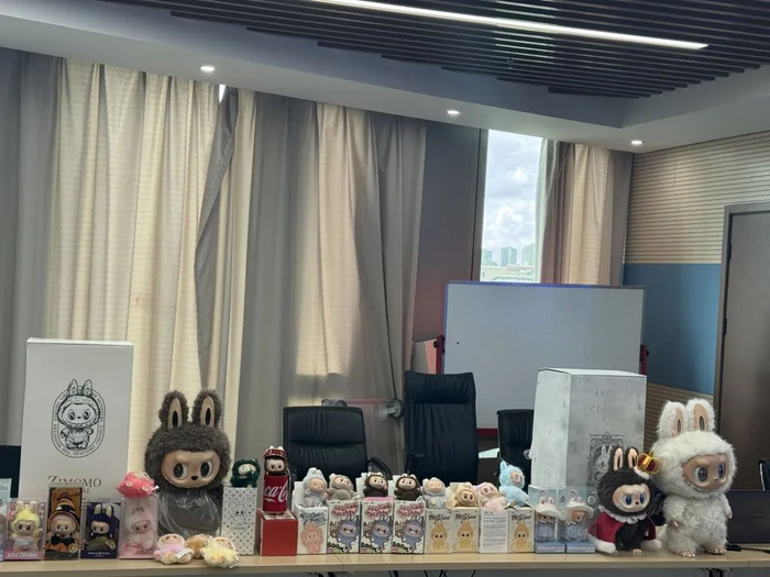 上海徐汇警方查获的假冒LABUBU。   澎湃新闻记者 徐亦嘉 图