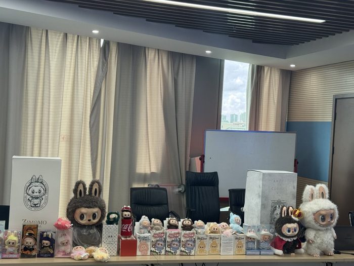 上海徐汇警方查获的假冒LABUBU。   澎湃新闻记者 徐亦嘉 图