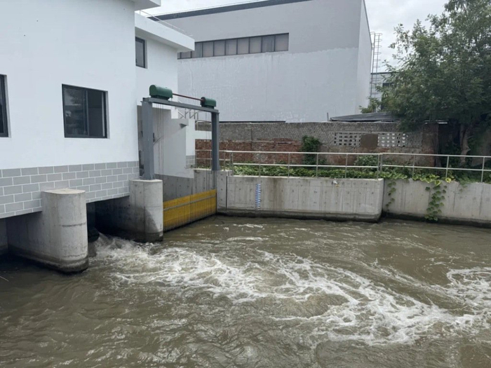 上海市金山区水利部门调度水闸，提前预降内河水位。