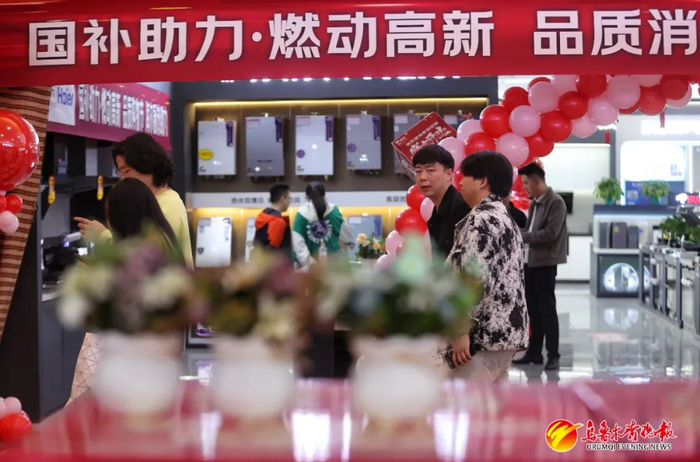5月3日，消费者在京东家电（美居店）了解店铺优惠活动、选购家电产品。资料图