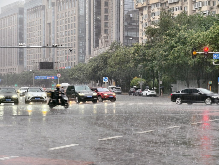 2025年7月29日，北京，人们雨中出行。 视觉中国 图