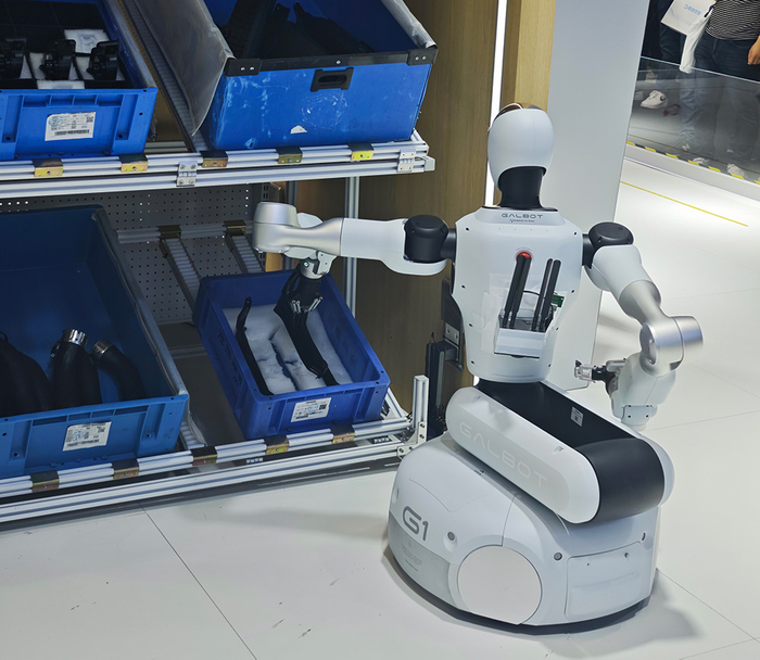 银河通用Galbot展示在工业场景中搬运货箱、零件分拣等工作。