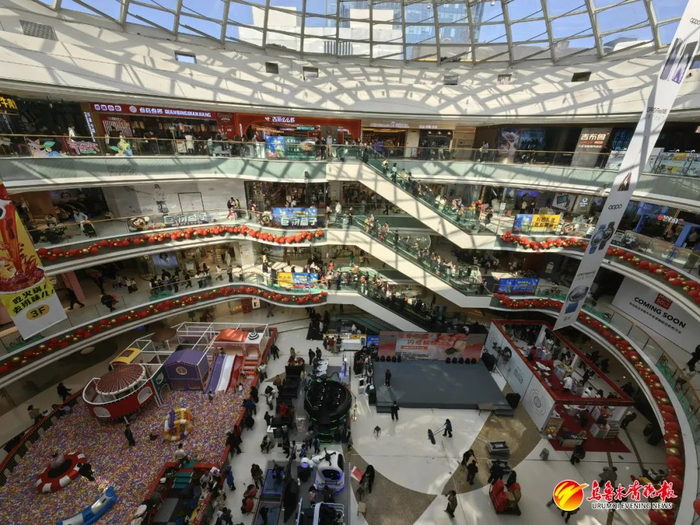 周末的经开万达广场，消费人气高涨。资料图