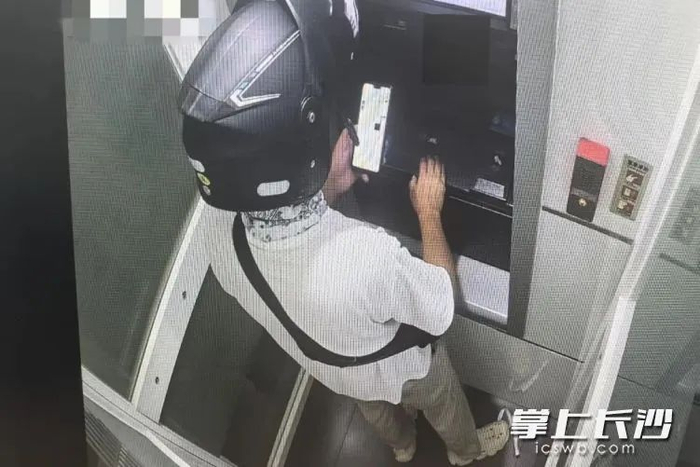 刘某取钱监控视频截图。