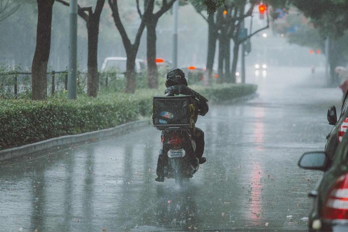 申城今夜起进入风雨影响核心时段！“竹节草”瞄准上海而来