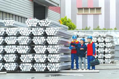 　　国网四川电力（广元）连心桥共产党员服务队队员在四川广荣铝业有限公司讲解夏季分时电价政策。张超 摄