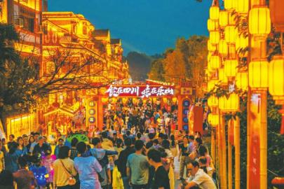乐山美食街区成为游客的热门“打卡地”。游昌学 摄