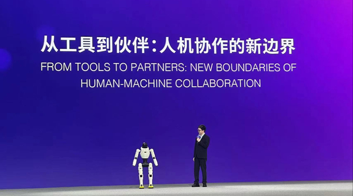 彭志辉与灵犀X2的人机对话现场。大会组委会 供图