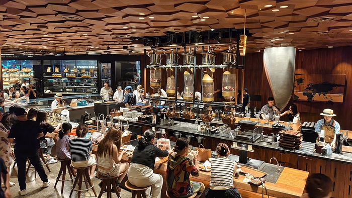 2025年6月29日，上海，星巴克烘焙工坊海外首店。视觉中国 资料图