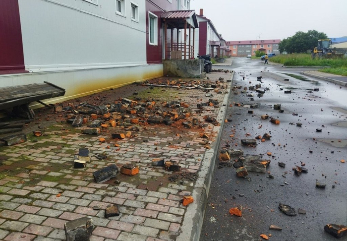 当地时间2025年7月30日，俄罗斯萨哈林州受到强烈地震，一所房屋的烟囱掉落。（视频截图）视觉中国 图