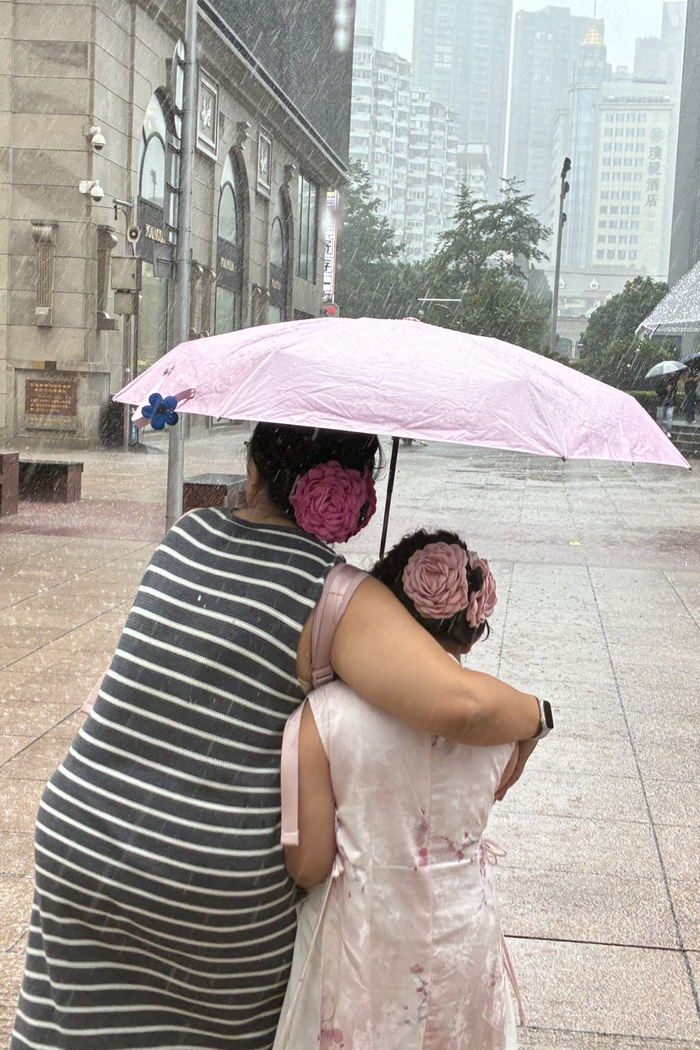 7月30日下午，精心打扮的母女在南京东路游玩时遇到狂风暴雨。