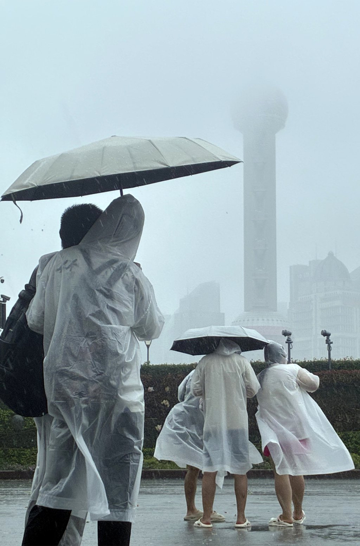 7月30日，从南京来的游客在外滩拍照。本文图片均为 澎湃新闻记者 吴栋 摄