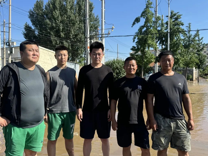 王天宇（左一）等参与救援者合照。