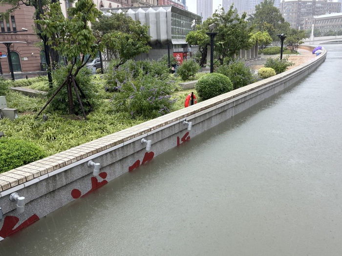 7月30日15时左右，乍浦路桥的桥名被淹。
