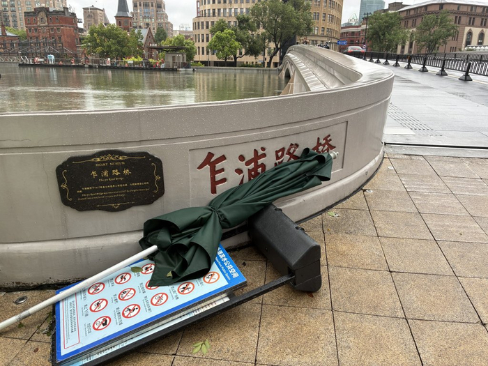 防患于未然，乍浦路上的遮阳伞和立牌被提前放倒。
