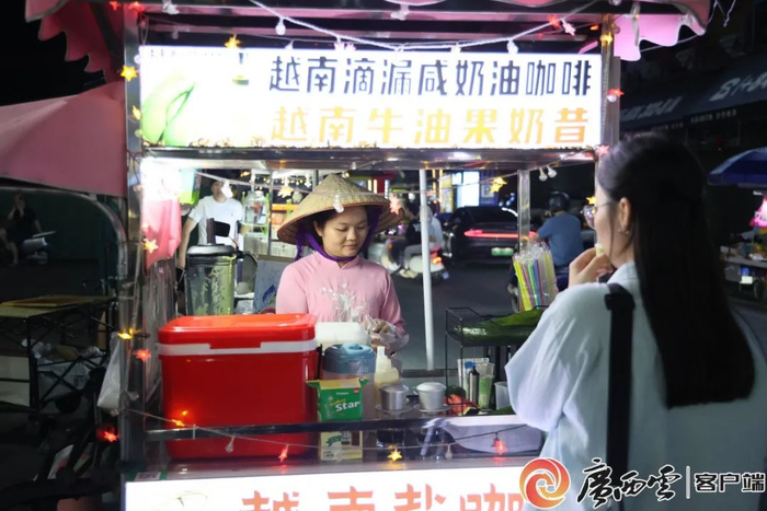 越南牛油果奶昔摊吸引市民购买美食。