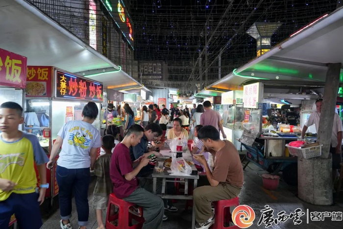 夜市内人来人往，热闹非凡。