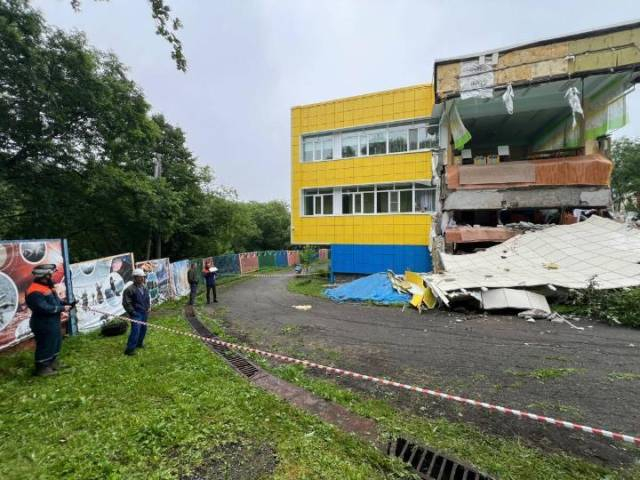 这是7月30日拍摄的俄罗斯堪察加彼得罗巴甫洛夫斯克市在地震中受损的幼儿园。图源新华社