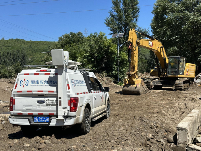 密云区西火路连接冯家峪镇政府的道路已经抢通，应急通信保障车辆正在通过。新京报记者 王贵彬 摄